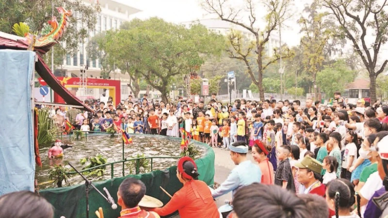 Đông đảo khách tham quan đến Lễ hội Quà tặng du lịch tham gia các hoạt động khám phá, trải nghiệm.