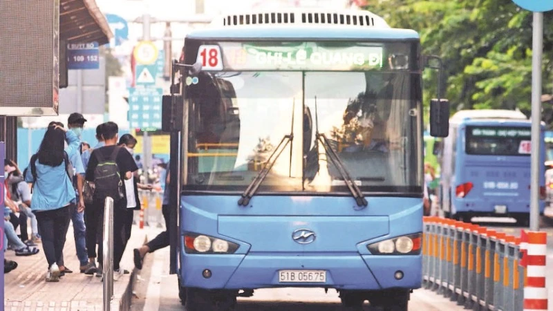 Một tuyến xe buýt thu hút nhiều học sinh và sinh viên.