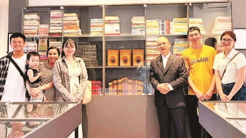 Ông Tài (mặc vest, đeo kính) mong rằng bộ sưu tập sẽ giúp nhiều người hiểu hơn về Truyện Kiều.