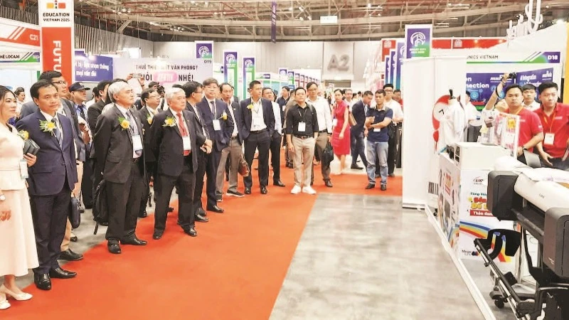 Đại biểu tham quan các gian hàng trưng bày tại Smart City Asia 2025.