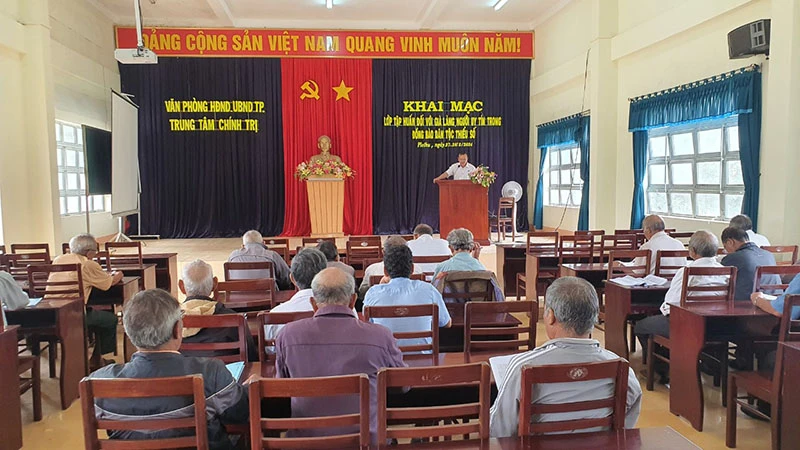 Các già làng, người có uy tín được bồi dưỡng bốn chuyên đề trọng tâm về quy định của pháp luật về Luật Hòa giải, xây dựng khối đại đoàn kết toàn dân, phát triển kinh tế-xã hội ở địa phương.