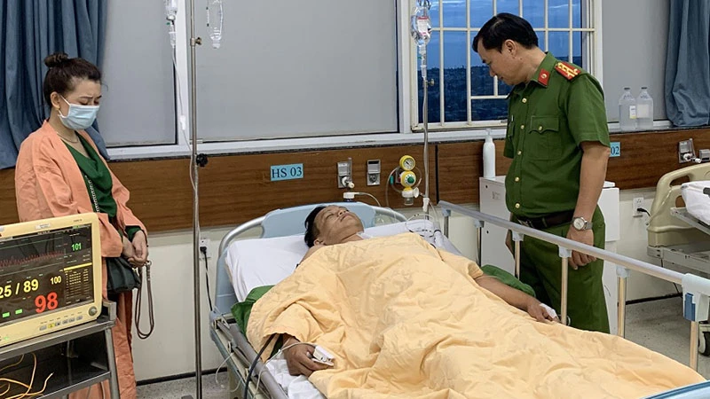 Đại tá Dương Văn Long, Phó giám đốc Công an tỉnh thăm hỏi, động viên thiếu tá Nguyễn Văn Hưng đang điều trị tại bệnh viện.