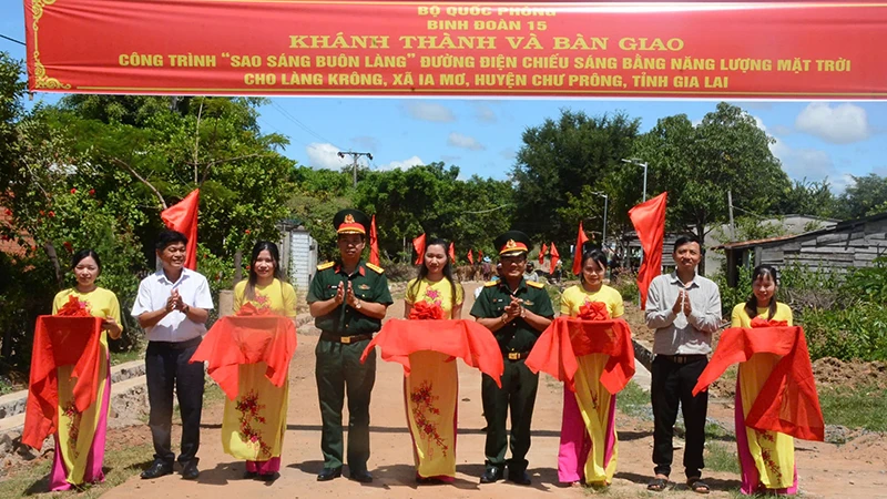 Đại diện lãnh đạo Binh đoàn 15 và chính quyền địa phương cắt băng bàn giao công trình.