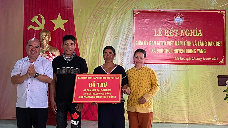 Ban vận động Quỹ " vì người nghèo" Gia Lai trao biển tài trợ nhà Đại đoàn kết cho hộ cận nghèo ở huyện Mang Yang.