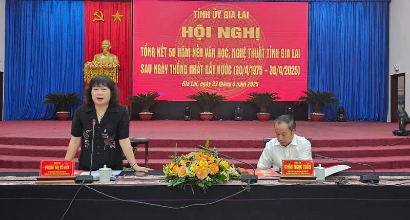 Các đồng chí chủ trì hội nghị.