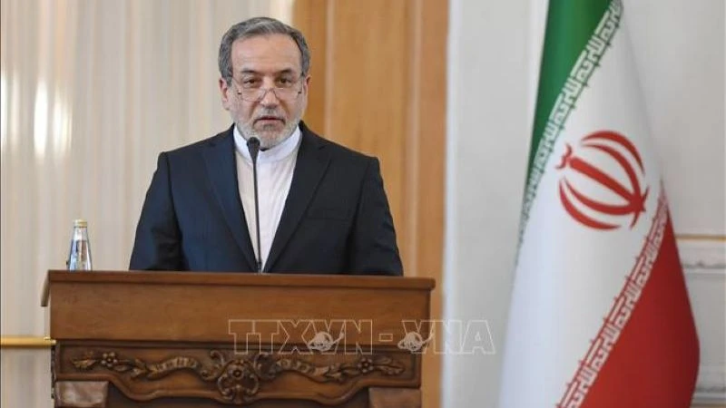 Ngoại trưởng Iran Seyed Abbas Araghchi phát biểu trong một cuộc họp báo ở Tehran. (Ảnh: THX/TTXVN)