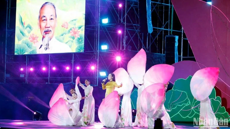 Ca khúc Từ làng sen của nhạc sĩ Phạm Tuyên, do ca sĩ Bùi Lê Mận trình bày cùng vũ đoàn tại chương trình nghệ thuật "Non sông thống nhất".