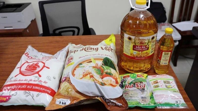 Các sản phẩm mì chính giả, dầu ăn giả được lực lượng chức năng phát hiện và thu giữ. (Ảnh: Công an tỉnh Phú Thọ)