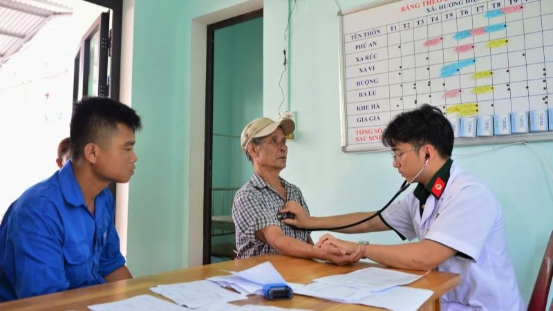 Các y, bác sĩ Bệnh viện Quân y 268 khám bệnh cho người dân.