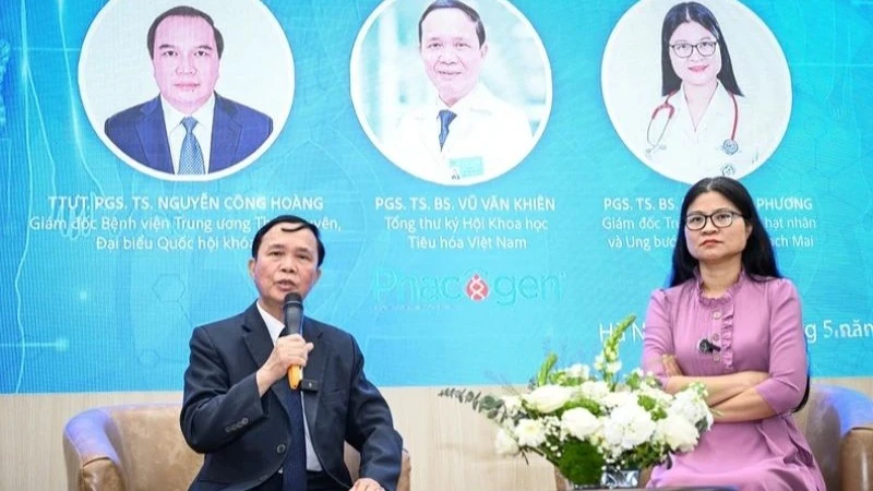 Phó Giáo sư, Tiến sĩ, bác sĩ Vũ Văn Khiên - Tổng Thư ký Hội Khoa học tiêu hóa Việt Nam chia sẻ thông tin tại tọa đàm. (Ảnh: THÀNH ĐẠT)