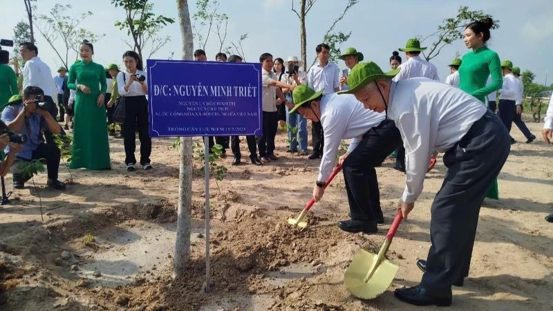 Nguyên Chủ tịch nước Nguyễn Minh Triết và Phó Thủ tướng Chính phủ Mai Văn Chính trồng cây xanh tại Lễ phát động. 