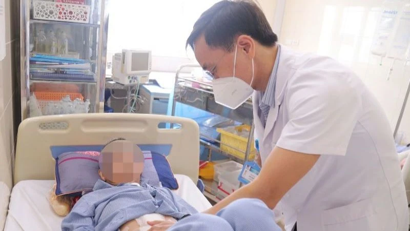 Tiến sĩ, bác sĩ Đoàn Trọng Tú - Trưởng khoa Ngoại bụng II, Bệnh viện K khám lại cho người bệnh. 