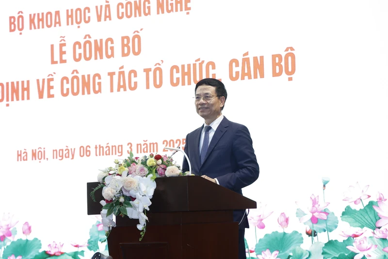 Bộ trưởng Khoa học và Công nghệ Nguyễn Mạnh Hùng chủ trì Lễ công bố các quyết định về công tác tổ chức, cán bộ.