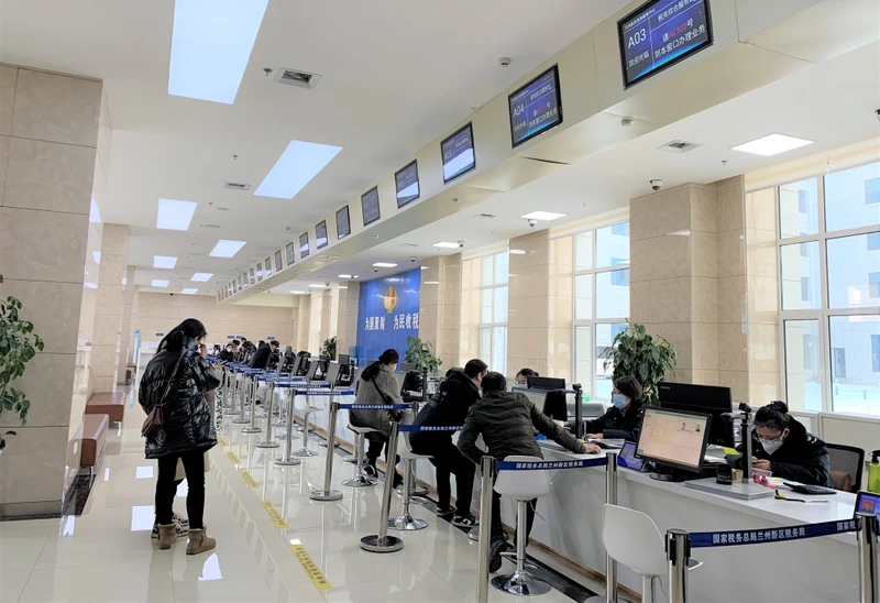 Giải quyết thủ tục hành chính tại bộ phận 1 cửa Khu mới thành phố Lan Châu. (Ảnh: HỮU HƯNG)