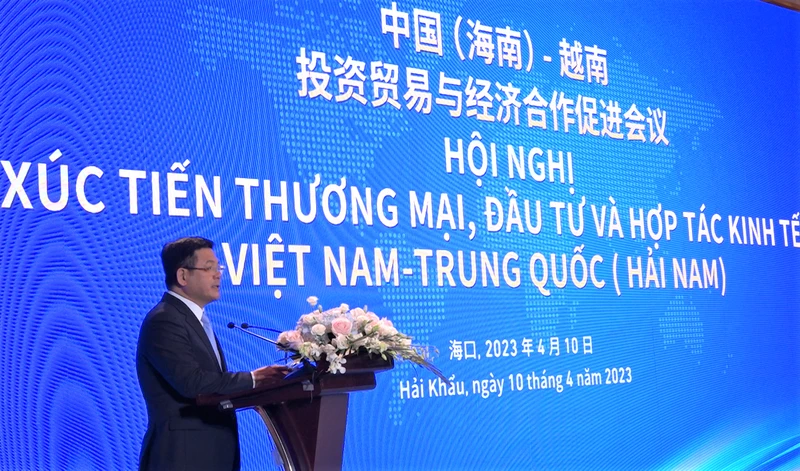 Bộ trưởng Nguyễn Hồng Diên phát biểu tại Hội nghị Xúc tiến thương mại, Đầu tư và Hợp tác kinh tế Việt Nam-Trung Quốc (Hải Nam). (Ảnh: HỒ QUÂN)