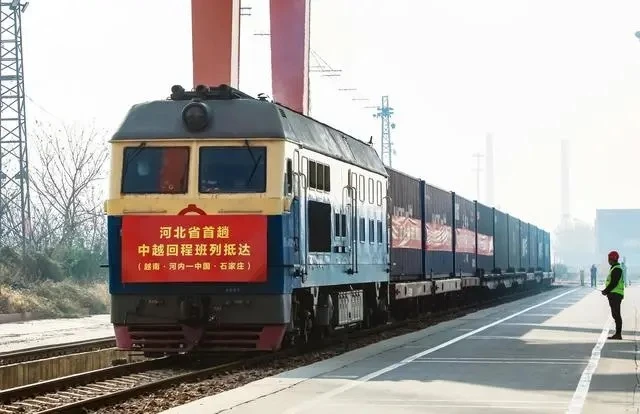 Tàu hàng từ Việt Nam cập cảng nội địa Thạch Gia Trang. (Ảnh: sjzdaily.com.cn)
