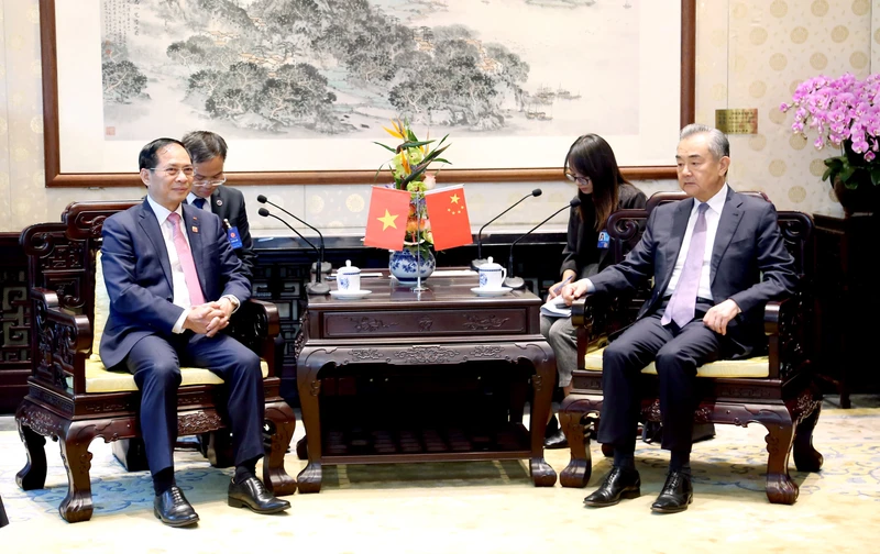Bộ trưởng Ngoại giao Bùi Thanh Sơn hội kiến Bộ trưởng Ngoại giao Trung Quốc Vương Nghị.