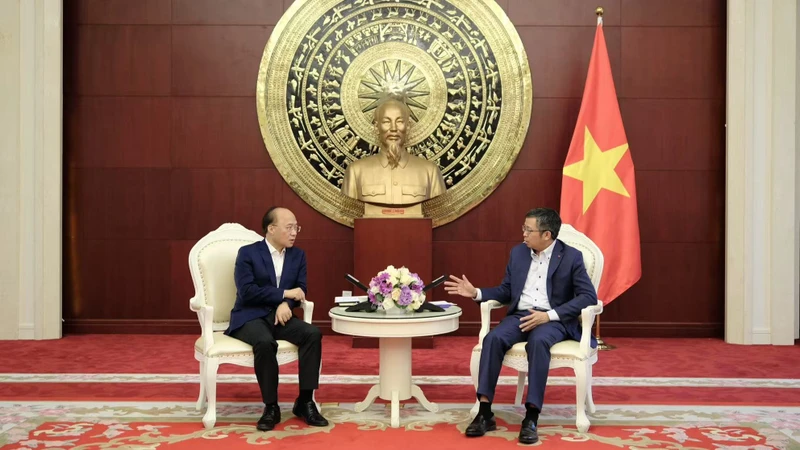 Đại sứ Phạm Thanh Bình (bên phải) và Phó Chủ tịch Khu tự trị dân tộc Choang Quảng Tây Liêu Phẩm Hổ.
