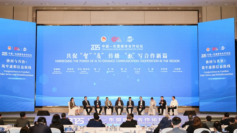 Đại diện các cơ quan truyền thông ASEAN và Trung Quốc chia sẻ tại Diễn đàn.