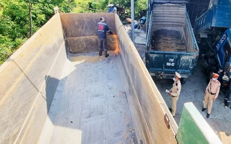Phòng Cảnh sát giao thông Công an tỉnh Quảng Bình giám sát chủ xe cắt phần thùng xe quá tải.