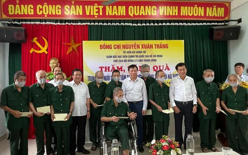 Đồng chí Nguyễn Xuân Thắng và lãnh đạo tỉnh Hải Dương tặng quà Người có công tại Trung tâm Nuôi dưỡng tâm thần, Người có công và Xã hội Hải Dương.