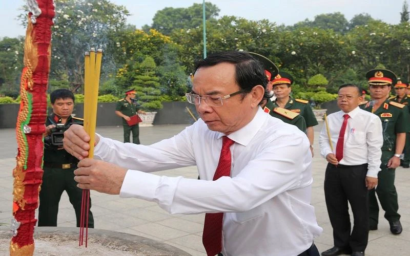 Đồng chí Nguyễn Văn Nên, Ủy viên Bộ Chính trị, Bí thư Thành ủy Thành phố Hồ Chí Minh dâng hương tại Nghĩa trang Liệt sĩ Thành phố.