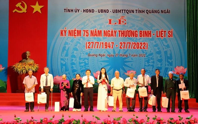 Tặng quà, tri ân người có công tiêu biểu trên địa bàn Quảng Ngãi.