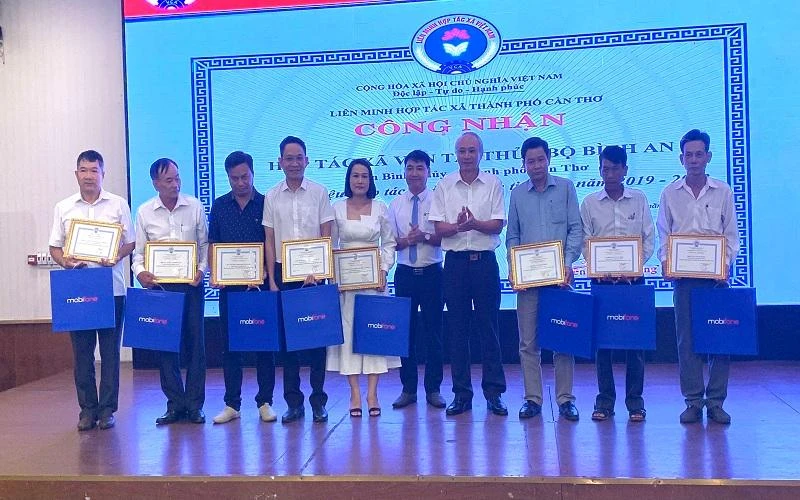 Liên minh Hợp tác xã thành phố Cần Thơ trao chứng nhận hợp tác xã, tổ hợp tác điển hình tiên tiến giai đoạn 2019-2022.