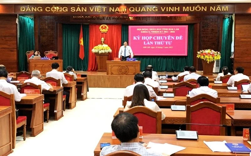 Phó Chủ tịch Hội đồng nhân dân tỉnh Đắk Lắk Trần Phú Hùng phát biểu tại kỳ họp.