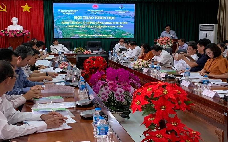 Đại biểu tham dự trình bày tham luận tại hội thảo.