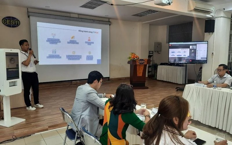 Quang cảnh hội thảo “Ứng dụng công nghệ trong xây dựng trường học thông minh-Thúc đẩy phát triển thành phố thông minh”.