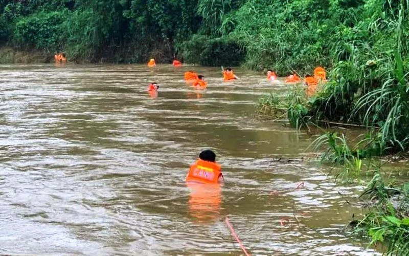 Lực lượng cứu hộ Công an huyện Bát Xát (Lào Cai) tìm kiếm nạn nhân bị lũ cuốn ở xã Quang Kim, huyện Bát Xát (Lào Cai).
