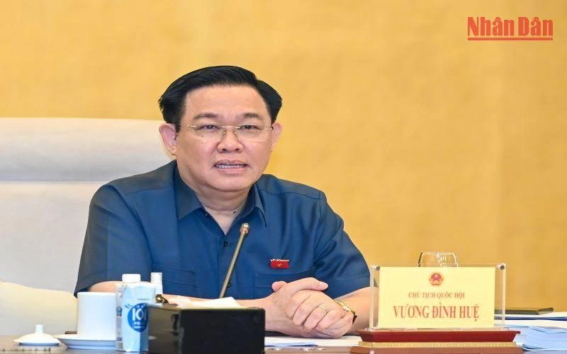 Chủ tịch Quốc hội Vương Đình Huệ phát biểu ý kiến tại buổi làm việc.