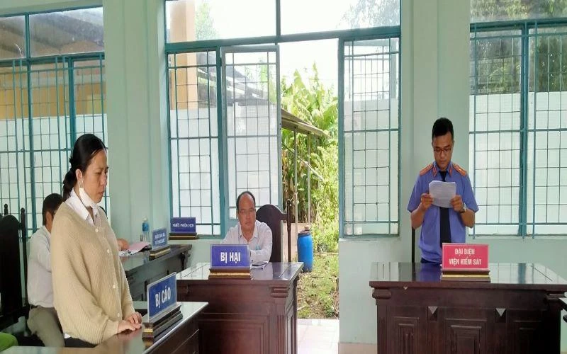 Bị cáo Trang Thị Cẩm Nhung tại phiên toà.