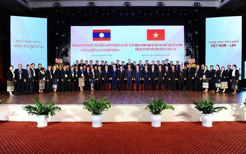 Các đại biểu hai nước chụp ảnh lưu niệm.