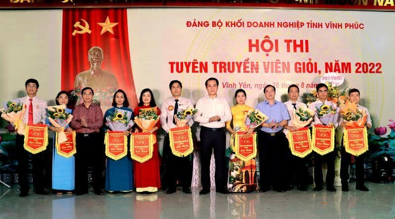 Phó Bí thư Thường trực Tỉnh ủy Phạm Hoàng Anh tặng hoa cho các thí sinh.