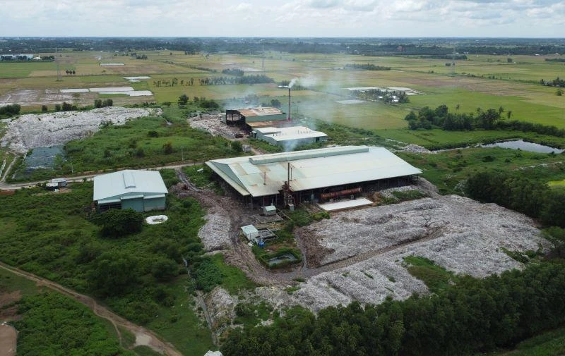 Bãi rác Sâm Bua, xã Lương Hòa, huyện Châu Thành, tỉnh Trà Vinh mỗi ngày tiếp nhận hàng trăm tấn rác nhưng xử lý không xuể.