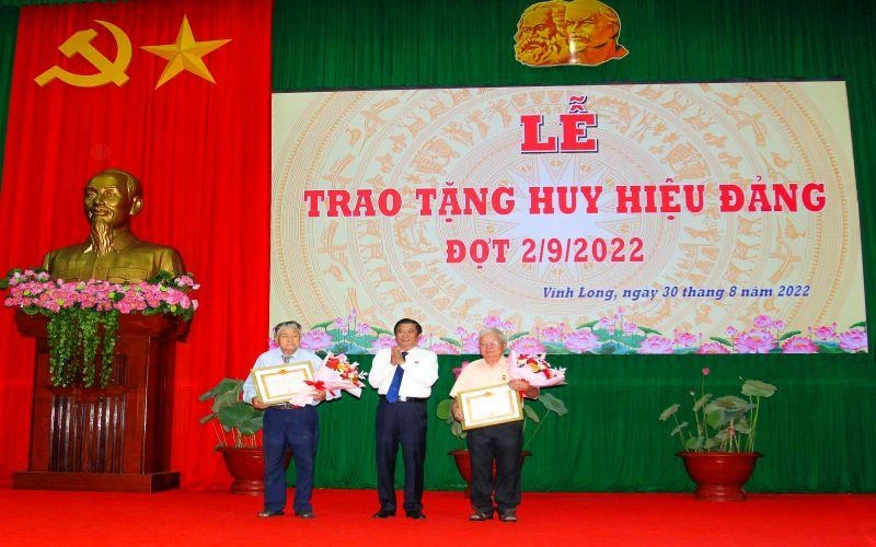 Bí thư Tỉnh ủy Vĩnh Long Bùi Văn Nghiêm trao Hiệu Đảng cho 2 đảng viên 60 năm tuổi Đảng. 