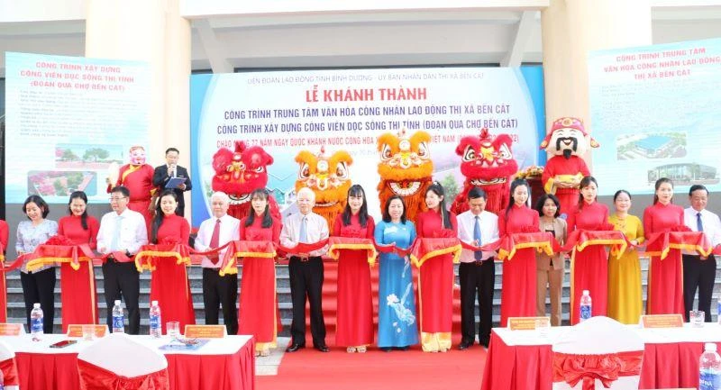 Nghi thức cắt băng khánh thành công trình.