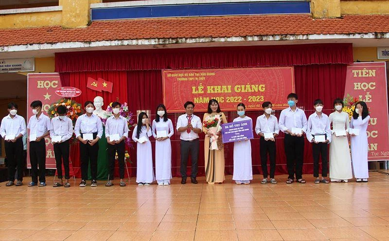 Tặng học bổng cho học sinh có hoàn cảnh khó khăn.