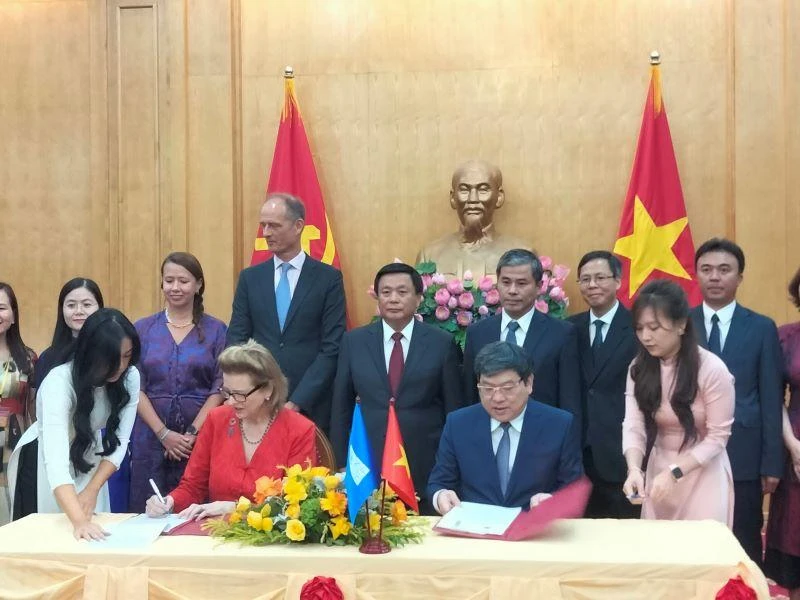 Quang cảnh lễ ký kết.
