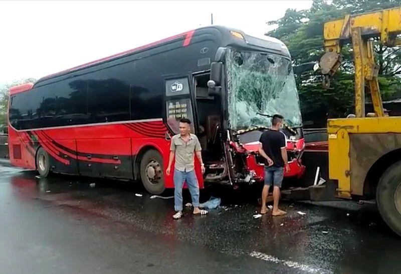 Hai xe ô-tô khách va chạm trên Quốc lộ 1, 4 người thương vong