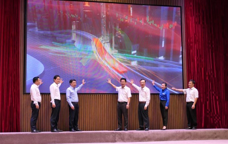 Các đồng chí lãnh đạo tỉnh Hà Giang bấm nút phát động cuộc thi tìm hiểu chuyển đổi số.