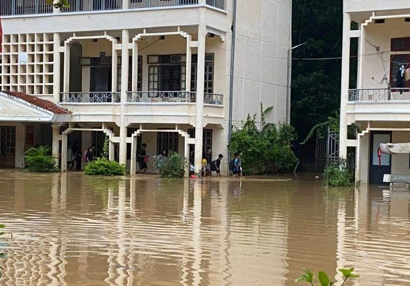 Các em học sinh phải di dời do nước lũ ngập cao.