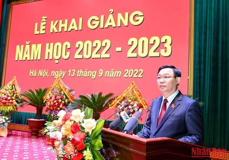 Chủ tịch Quốc hội Vương Đình Huệ phát biểu tại lễ khai giảng.