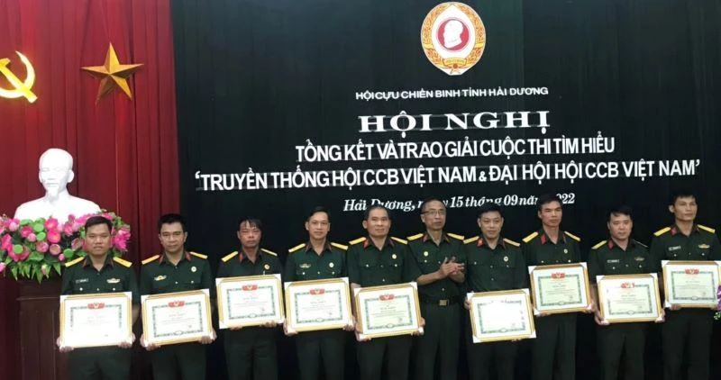 Hội Cựu chiến binh Hải Dương trao giải cho các tác giả đạt thành tích cao trong cuộc thi tìm hiểu "Truyền thống Hội Cựu chiến binh Việt Nam và Đại hội Hội Cựu chiến binh Việt Nam".