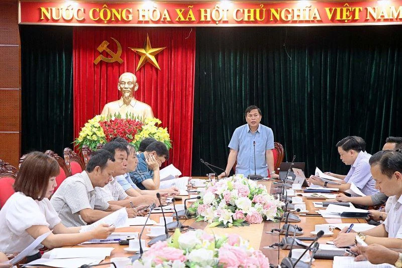 Phó Chủ tịch Ủy ban nhân dân tỉnh Hoà Bình Đinh Công Sứ phát biểu tại hội nghị.