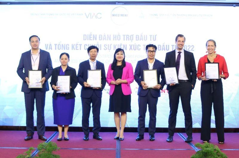 Trao Kỷ niệm chương cho các diễn giả tham gia.