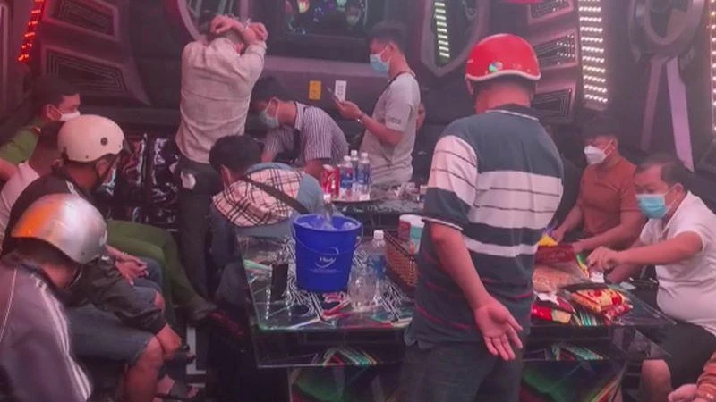 Hiện trường nhóm sử dụng ma túy trong phòng hát.