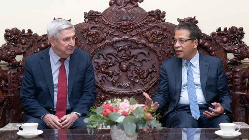 Đại sứ Đặng Minh Khôi trao đổi cùng Phó Chủ tịch thứ nhất Hạ viện Nga Ivan Melnikov. 